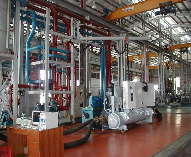 Planta central real: chiller enfriado por agua con tubería de agua helada en cuarto de máquinas
