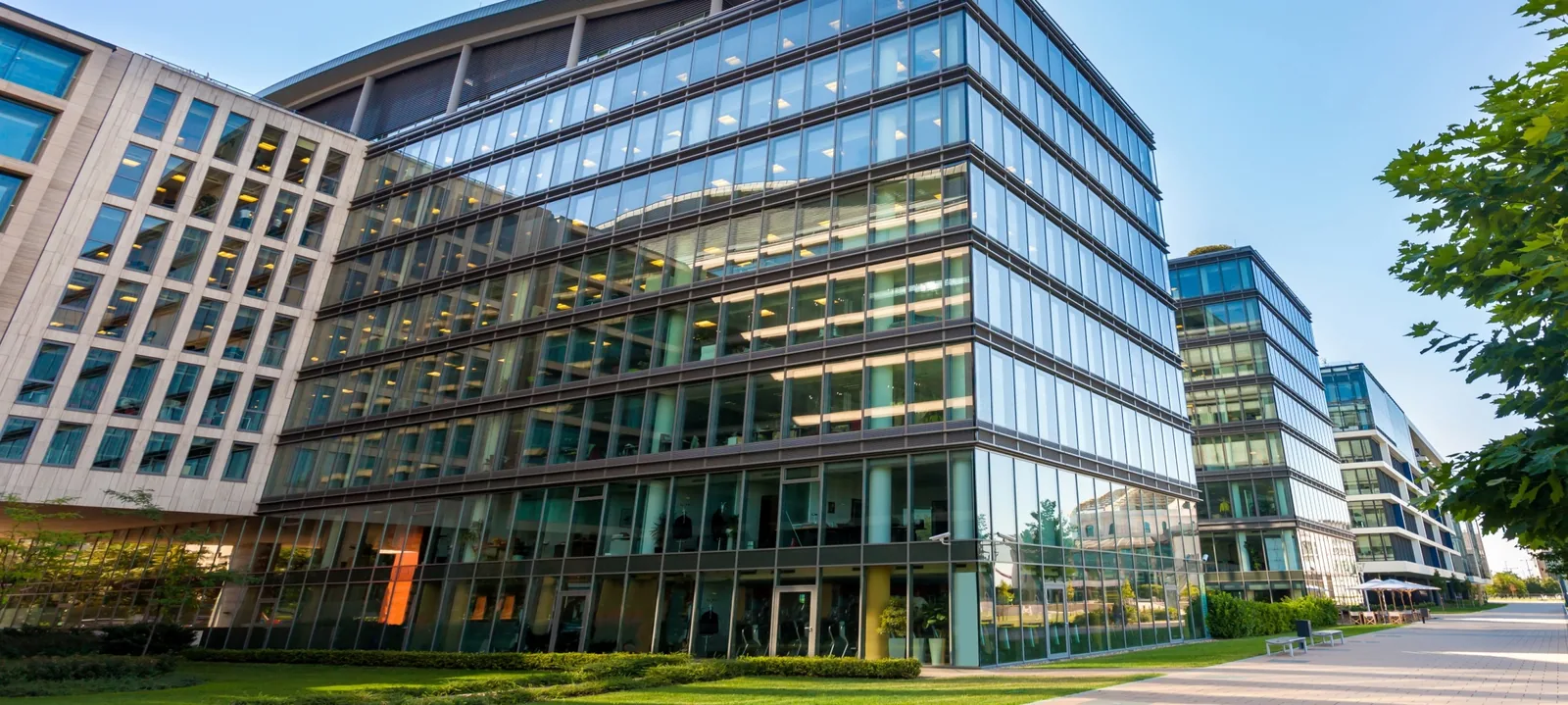 Edificios corporativos de cristal — donde opera el equipo de enfriamiento que distribuimos