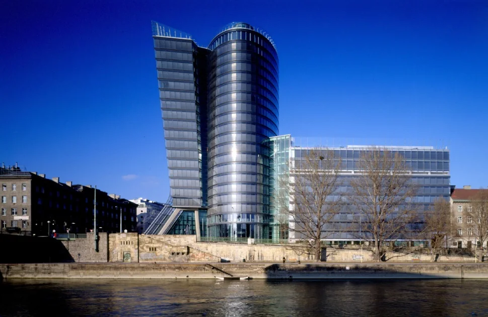 Edificios corporativos de cristal junto al agua