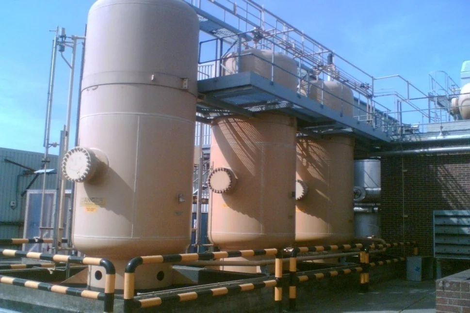 Planta de proceso industrial con recipientes y tubería