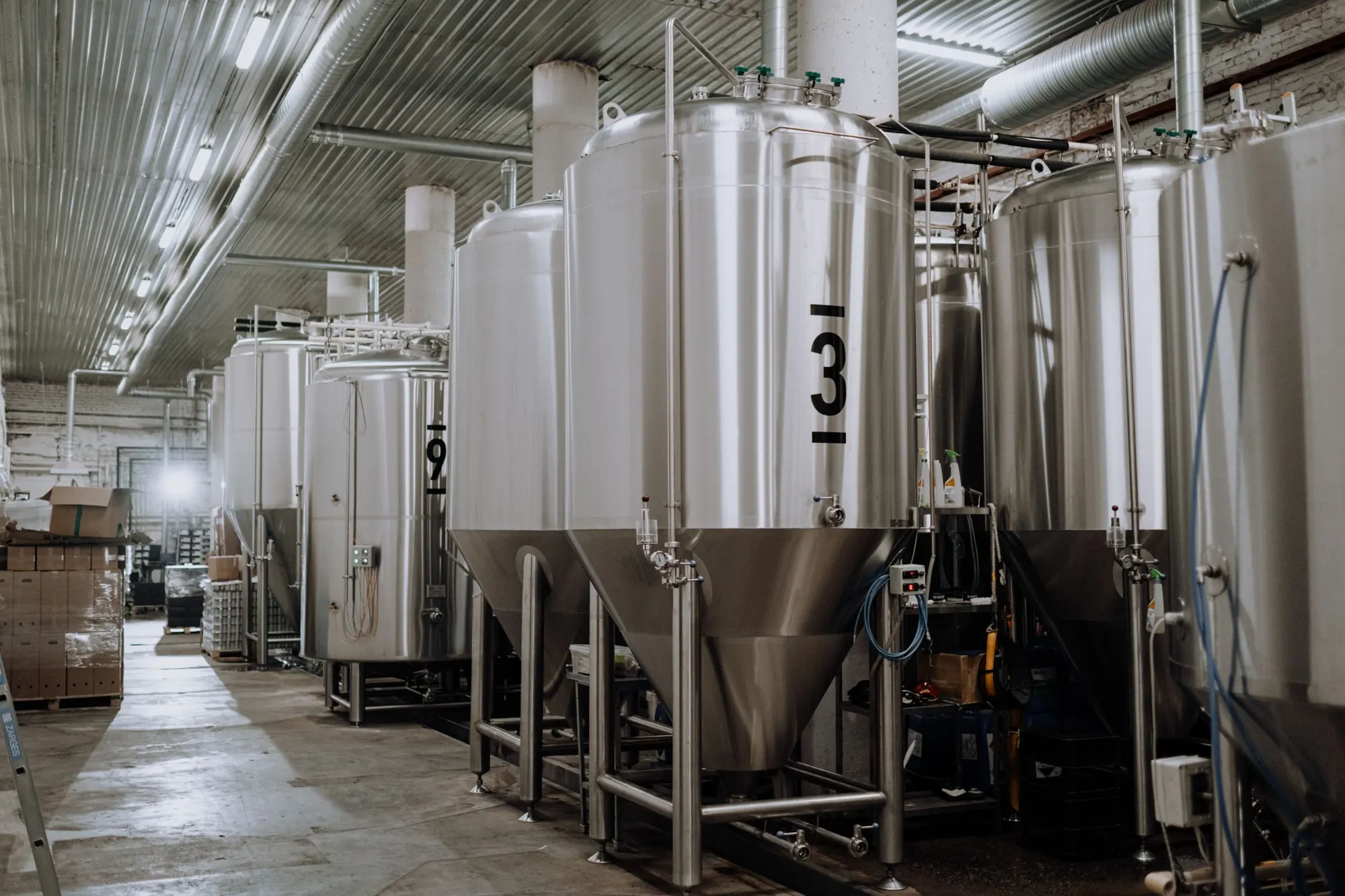 Cervecera con tanques fermentadores enchaquetados